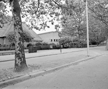 858196 Afbeelding van de zithoek voor bejaarden aan de Laan van Chartroise te Utrecht, ter hoogte van de Cort van der ...